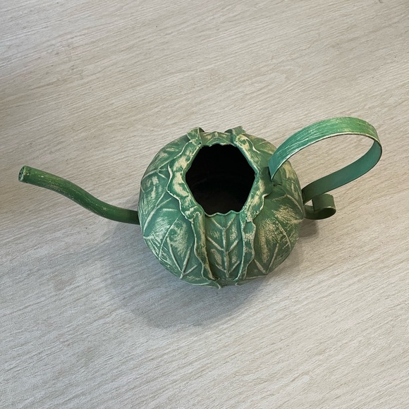 Metal Lettuce Leaves looking Watering Can - Picture 4 of 10